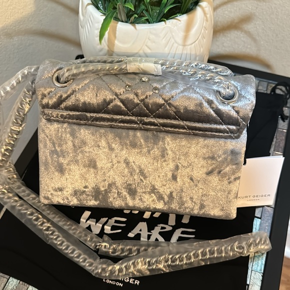 Kurt Geiger London Mini Brixton Lock Bag
Kurt Geiger London - Picture 8 of 15
